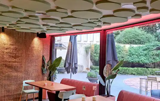 Vista del restaurante CHISME en Caldas de Montbui, Barcelona, tras la instalación acústica de VisualPlanet con paneles fonoabsorbentes ecológicos